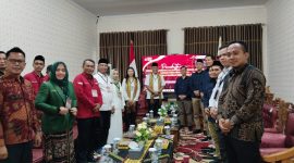 Pasangan calon Bupati dan Wakil Bupati Pringsewu, Fauzi dan Laras Tri Handayani, resmi mendaftarkan diri ke Komisi Pemilihan Umum (KPU) untuk mengikuti Pilkada 2024. Foto : Wildanhanafi/berandalappung.com