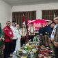 Pasangan calon Bupati dan Wakil Bupati Pringsewu, Fauzi dan Laras Tri Handayani, resmi mendaftarkan diri ke Komisi Pemilihan Umum (KPU) untuk mengikuti Pilkada 2024. Foto : Wildanhanafi/berandalappung.com