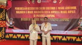 Ririn Kuswantari dan Wiriawan Sada, mengikuti rangkaian tes kesehatan, termasuk pemeriksaan fisik, treadmill, serta psikotes pada hari kedua di RSUDAM Lampung. Foto : Wildanhanafi/berandalappung.com