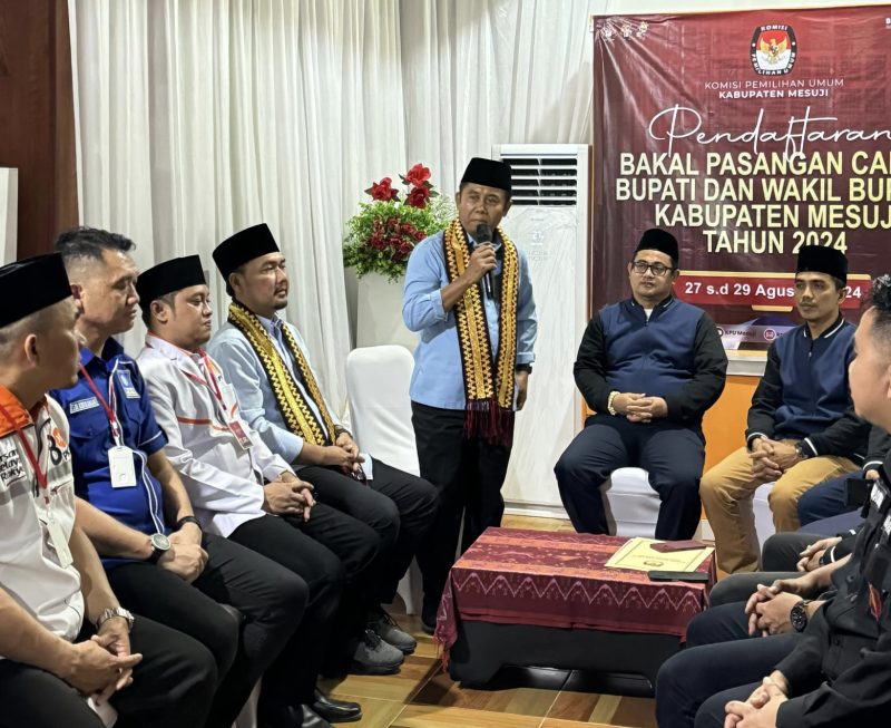 Pasangan Calon Bupati dan Wakil Bupati Mesuji Suprapto-Fuad Amrullah secara resmi mendaftar diri ke KPU setempat. Foto : Ist