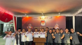 Komisioner KPU dan Bawaslu Lampung mengadakan konferensi pers setelah menerima pendaftaran bakal calon gubernur Lampung 2024. Foto: Wildanhanafi/berandalappung.com