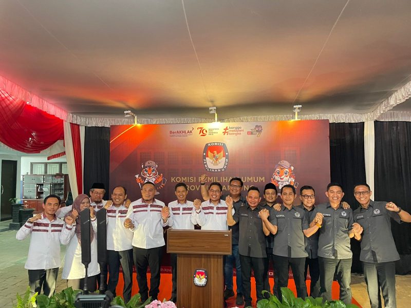 Komisioner KPU dan Bawaslu Lampung mengadakan konferensi pers setelah menerima pendaftaran bakal calon gubernur Lampung 2024. Foto: Wildanhanafi/berandalappung.com