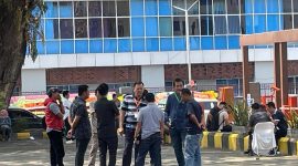 Aries Sandi memakai idcard berwarna oranye sedang berbincang dengan rekan-rekannya, dan arogan kepada para jurnalis. Foto : Wildanhanafi/berandalappung.com