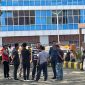 Aries Sandi memakai idcard berwarna oranye sedang berbincang dengan rekan-rekannya, dan arogan kepada para jurnalis. Foto : Wildanhanafi/berandalappung.com