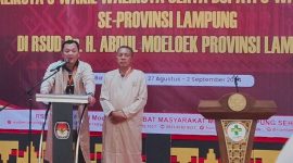 Aries Sandi seusai mengikuti tes kesehatan calon kepala daerah di RSUDAM Provinsi Lampung ditemani bakal calon wakil bupati Pesawaran Supriyanto.  Foto : Wildanhanafi/berandalappung.com