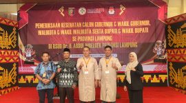Novrian Jaya dan bakal calon wakil bupati (Bacawabub) Kabupaten Tulang Bawang Barat (Tubaba) selesai melakukan pemeriksaan kesehatan untuk menghadapi pemilihan kepala daerah (Pilkada) 2024. Foto : Wildanhanafi/berandalappung.com
