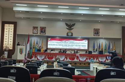 Rapat paripurna terhadap rancangan peraturan daerah (Raperda) perubahan APBD Provinsi Lampung tahun anggaran 2024 dalam rangka pemandangan umum fraksi-fraksi. Foto : Wildanhanafi/berandalappung.com