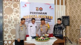 Kapolresta Bandar Lampung Abdul Waras, Ketua PWI Lampung Wirahadikusumah dan Andika Kangen Band. Foto : Wildanhanafi/berandalappung.com