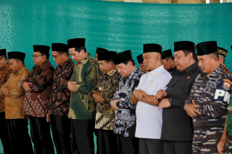 Penjabat (Pj) Gubernur Lampung, Samsudin, bersama jajaran Forkopimda Shalat Jum'at di Masjid Al-Hijrah Kota Baru. Foto : Ist