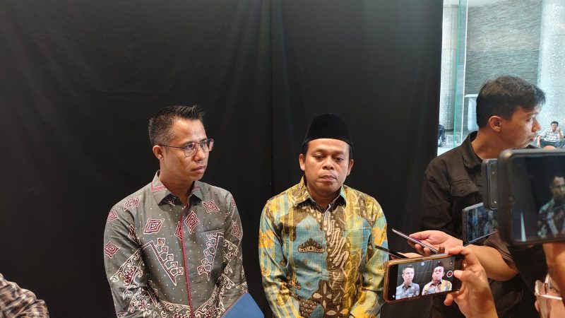 Anggota Bawaslu Lampung Imam Bukhari dan Ketua Bawaslu Bandar Lampung Aprilliwanda. Foto : Wildan hanafi/berandalappung.com