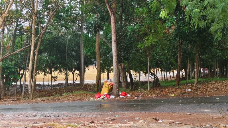 Kondisi tumpukan sampah yang berada di lingkungan kampus Unila. Foto : berandalappung. com