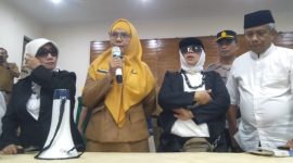 Ratusan pensiunan guru gruduk Dinas Pendidikan kota Bandar Lampung. Foto : Wildanhanafi/berandalappung.com
