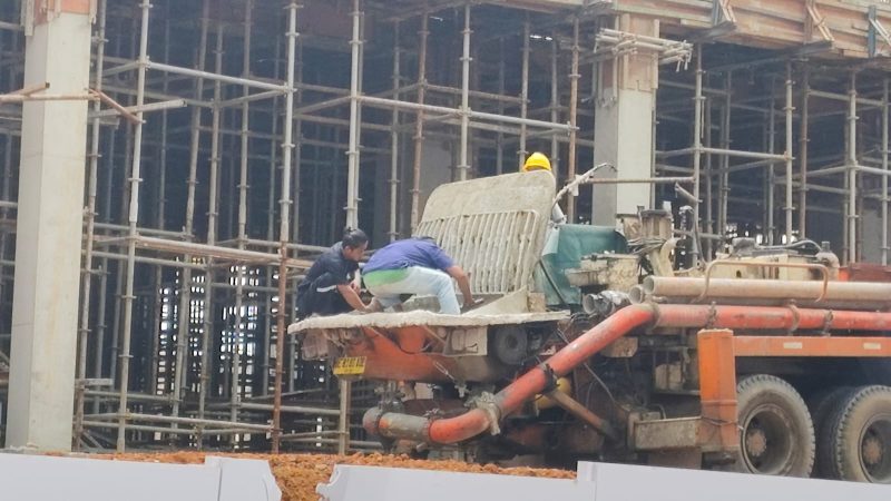 Pekerja proyek diduga tidak menggunakan alat pelindung diri K3. Foto : berandalappung.com