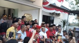 Suasana di depan Kantor KPU Lampung Timur seusai menerima pendaftaran Dawam-Ketut di Pilkada 2024. Foto : Ist