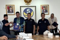 Partai Nasdem Lampung menyerahkan Surat Keputusan DPP terkait nama-nama yang ditugaskan untuk menjadi Pimpinan DPRD dan Ketua Fraksi di 13 Kabupaten Kota. Foto : Ist