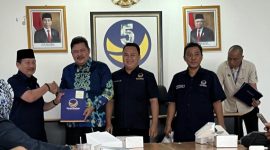 Partai Nasdem Lampung menyerahkan Surat Keputusan DPP terkait nama-nama yang ditugaskan untuk menjadi Pimpinan DPRD dan Ketua Fraksi di 13 Kabupaten Kota. Foto : Ist