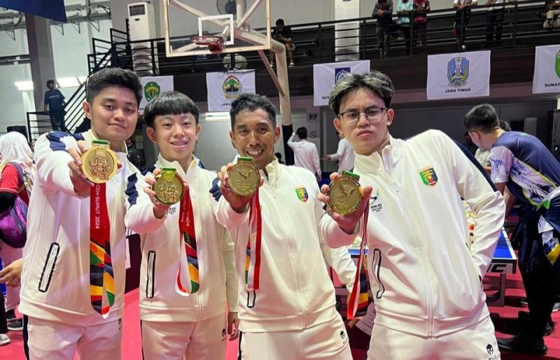 Tenis Meja Lampung sabet medali emas PON XXI, Braydon Susilo (kedua kiri) jadi atlet termuda meraih emas di usia 16 tahun