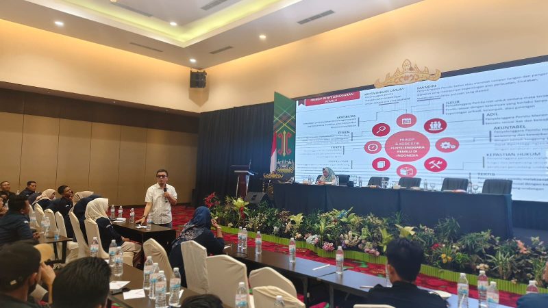 Akademisi Alifa Pringsewu Hengki Irawan disaat memberikan materi kepada PPK dan PPS se-Pesawaran. Foto : Wildanhanafi/berandalappung.com