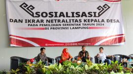 Pemaparan materi keterkaitan Netralitas Kepala Desa yang dimoderatori oleh aktivis pemuda peduli lingkungan Riya Pratama. Foto : Wildanhanafi/berandalappung.com