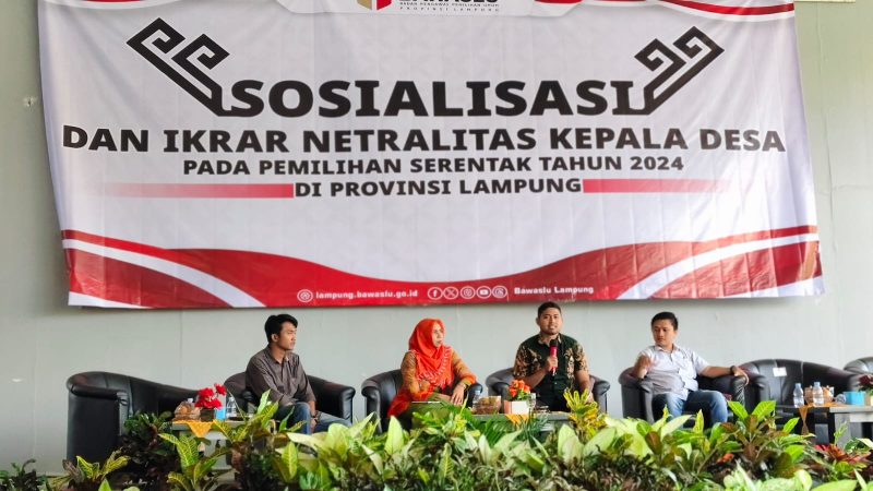 Pemaparan materi keterkaitan Netralitas Kepala Desa yang dimoderatori oleh aktivis pemuda peduli lingkungan Riya Pratama. Foto : Wildanhanafi/berandalappung.com