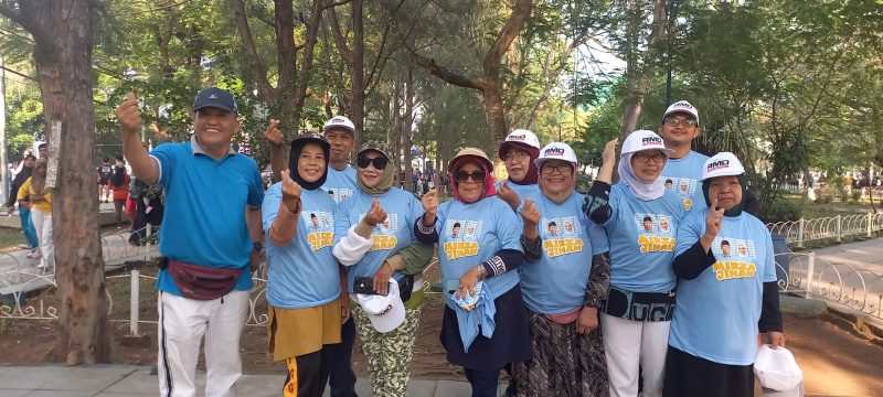 Belasan relawan Matahari Metro berolahraga pagi di taman Kota Metro sekaligus melakukan pembagian kaos Kyai Mirza - dr Jihan. 