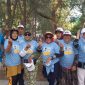 Belasan relawan Matahari Metro berolahraga pagi di taman Kota Metro sekaligus melakukan pembagian kaos Kyai Mirza - dr Jihan. 