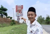 Muslim Taher Tokoh Masyarakat Pesawaran menunjukkan baliho Nanda Indira Program Pemerintah Kabupaten Pesawaran. Foto : Ist