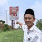 Muslim Taher Tokoh Masyarakat Pesawaran menunjukkan baliho Nanda Indira Program Pemerintah Kabupaten Pesawaran. Foto : Ist