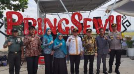 Pj. Gubernur Samsudin mengunjungi rest area Dekrafe didampingi Pj. Bupati Pringsewu Marindo Kurniawan. Foto : Ist