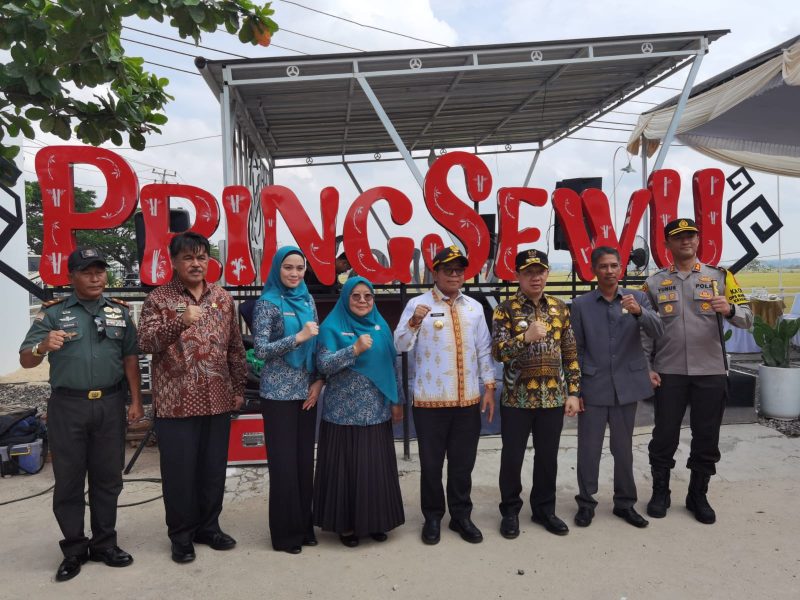 Pj. Gubernur Samsudin mengunjungi rest area Dekrafe didampingi Pj. Bupati Pringsewu Marindo Kurniawan. Foto : Ist