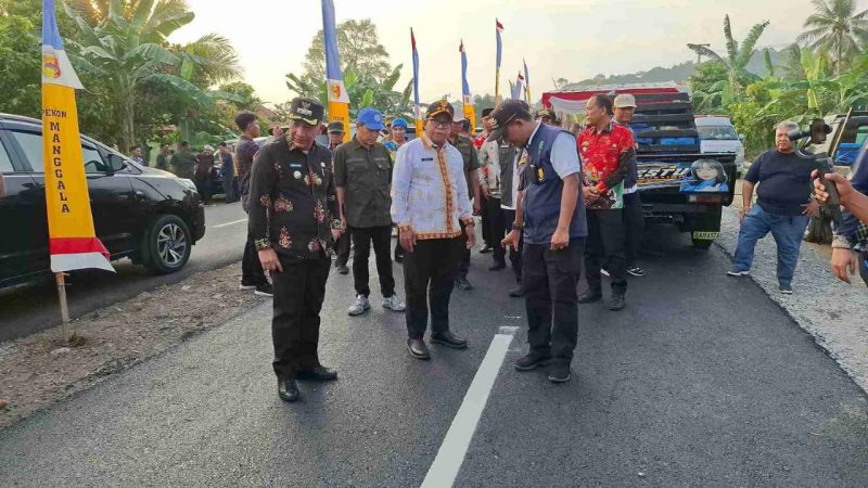 Pj Gubernur Lampung, Samsudin, didampingi oleh Pj Bupati Tanggamus, Mulyadi Irsan, meninjau pembangunan jalan jalur dua di Pekon Kagungan, Kecamatan Kotaagung Timur, Kabupaten Tanggamus. Foto : Ist