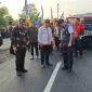 Pj Gubernur Lampung, Samsudin, didampingi oleh Pj Bupati Tanggamus, Mulyadi Irsan, meninjau pembangunan jalan jalur dua di Pekon Kagungan, Kecamatan Kotaagung Timur, Kabupaten Tanggamus. Foto : Ist