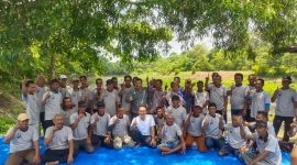 Calon Bupati Tulangbawang Barat Novriwan Jaya mengajak masyarakat petani dan nelayan setempat nyeruit bareng di embung Tiyuh Panaragan. Foto : Ist