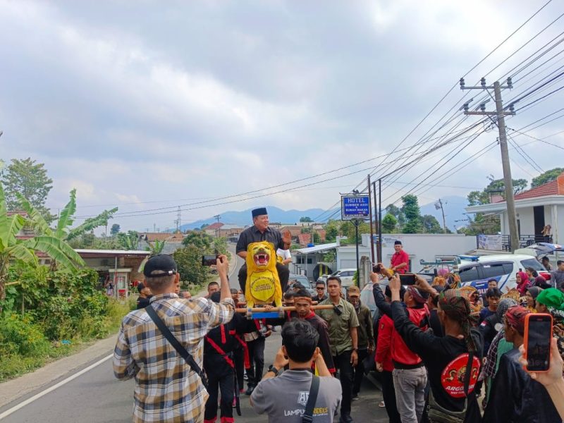 Kehadirannya diiringi berbagai atraksi yang ditampilkan oleh pegiat seni budaya di Bumi Beguai Jejama Sai Betik. Foto : Ist