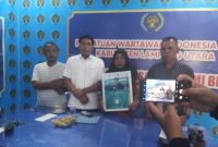 ibu dari Almarhum Ardian Singo Putra Bin Aristion Pelajar Kelas 11 SMAN 3 Kotabumi yang meninggal dunia dalam peristiwa kecelakaan lalu lintas mendatangi Balai Wartawan Effendi Yusuf PWI Lampung Utara. 