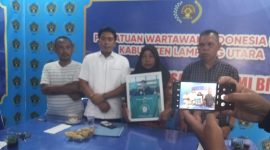 ibu dari Almarhum Ardian Singo Putra Bin Aristion Pelajar Kelas 11 SMAN 3 Kotabumi yang meninggal dunia dalam peristiwa kecelakaan lalu lintas mendatangi Balai Wartawan Effendi Yusuf PWI Lampung Utara. 
