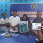ibu dari Almarhum Ardian Singo Putra Bin Aristion Pelajar Kelas 11 SMAN 3 Kotabumi yang meninggal dunia dalam peristiwa kecelakaan lalu lintas mendatangi Balai Wartawan Effendi Yusuf PWI Lampung Utara. 