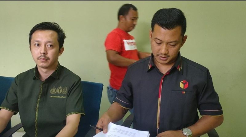 Ketua Bawaslu Pesawaran Fatihunnajah dan Anggota Bawaslu Pesawaran Aji Purwadi saat Konferensi Pers Pelanggaran Pidana Pemilu. 