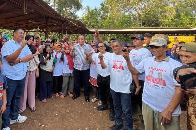 Kemeriahan tak terbendung saat ibu-ibu yang sudah lama bekerja di lapak singkong itu menyambut Arinal dengan gelak tawa dan keceriaan. Foto: Ist