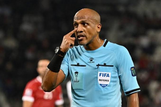 -Akun Instagram wasit asal Oman, Ahmed Al Kaf, mendadak hilang setelah memicu kontroversi dalam pertandingan Timnas Indonesia. Foto: Ist