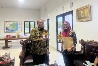 Penjabat (Pj) Gubernur Lampung, Samsudin menerima audiensi Ikaperta Unila yang diketuai oleh Elvira Umihani. Foto: Wildan hanafi/berandalappung.com