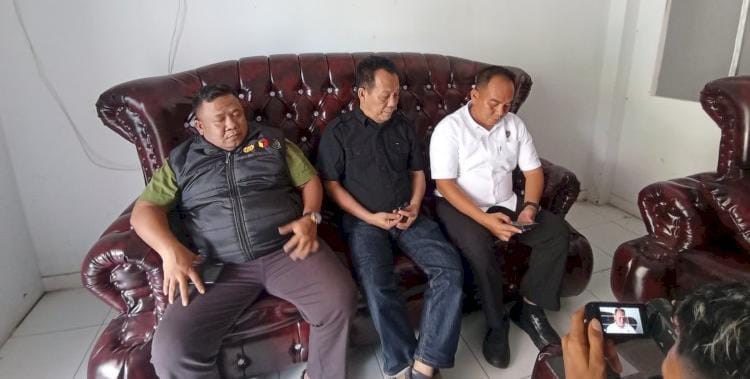 Ketua Bawaslu Kota Metro, Badawi Idham saat konferensi Pers yang didampingi Kasat Reskrim Polres Metro, Iptu Rosali dan Kasi Pidana Umum (Pidum) Kejari Metro, Yayan Indriana. Foto:Ist
