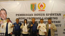 Ketua KONI Lampung Arinal Djuanaidi saat memberikan Bonus Atlet Lampung berlaga di PON 2024.