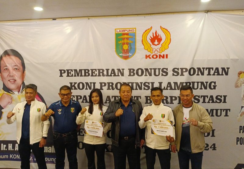 Ketua KONI Lampung Arinal Djuanaidi saat memberikan Bonus Atlet Lampung berlaga di PON 2024.