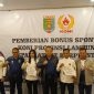 Ketua KONI Lampung Arinal Djuanaidi saat memberikan Bonus Atlet Lampung berlaga di PON 2024.