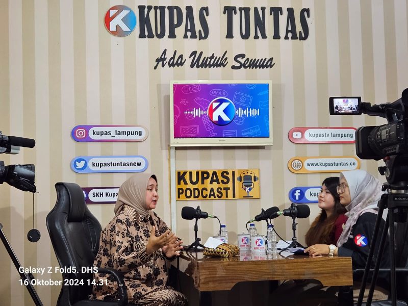 Riana Sari Arinal saat menjadi narasumber dalam podcast Kupas Tuntas yang dipandu oleh Candra Tias dan Anisa Putri. 
