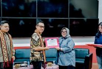 Anggota Bawaslu Lampung, Tamri, juga turut berbagi pengalaman dalam menangani pelanggaran TSM. 