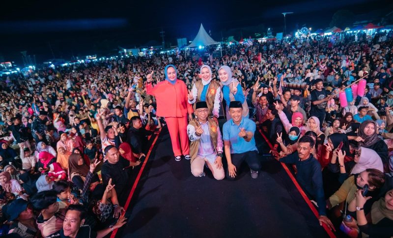 RMD-Jihan menghadiri acara Silaturahmi Kebangsaan di Tulang Bawang: Mirza-Jihan Sampaikan Pesan Prabowo dan Apresiasi Pembangunan Jokowi. 