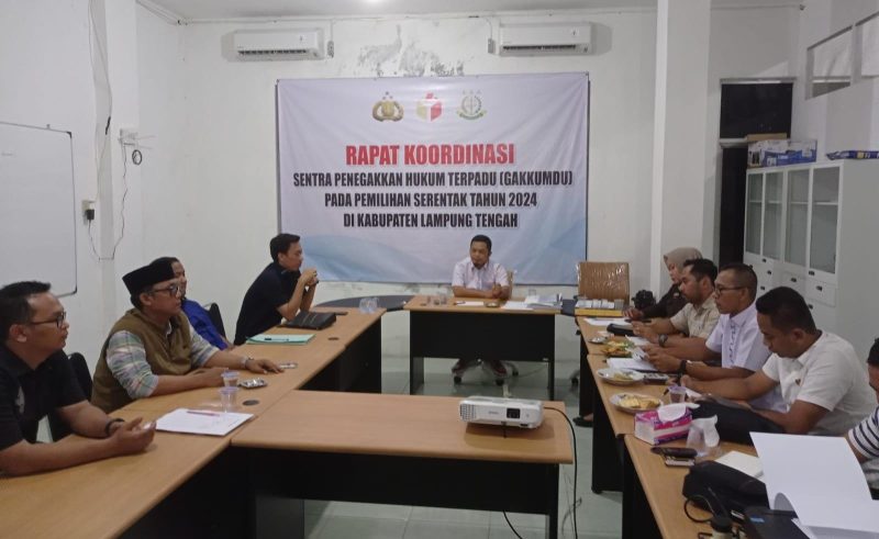 Rapat Koordinasi Bawaslu Lampung Tengah dan Sentra Gakumdu terkait dugaan pelanggaran pidana. 