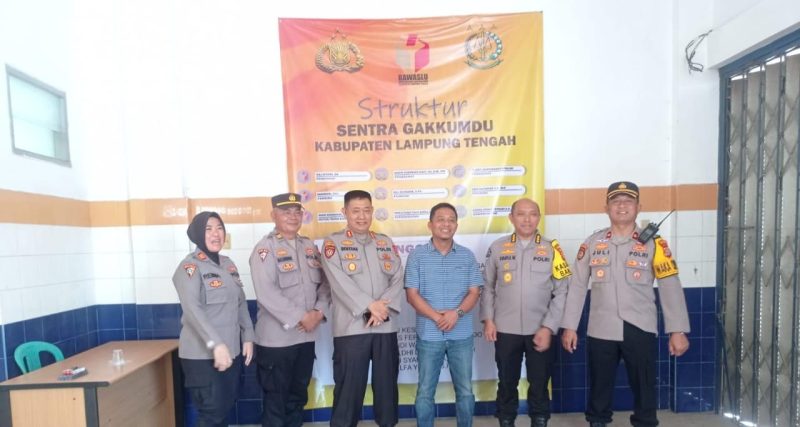 Koordinator divisi penanganan pelanggaran Imam Nurohim Bawaslu Lampung Tengah dan Kepolisian di Sentra Gakumdu Bawaslu  Lampung Tengah 